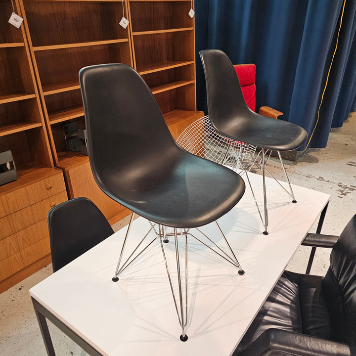 Modern Eiffel Base Chair (Eames Replica)