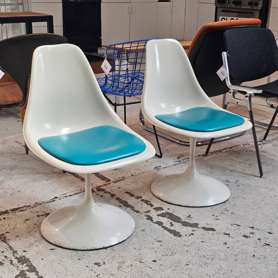 Tulip Chair w/ Turquoise Seat